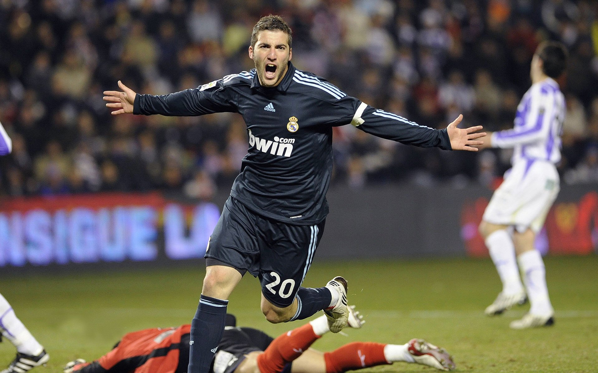 国足球员恢复训练全队备战积极,国足 训练